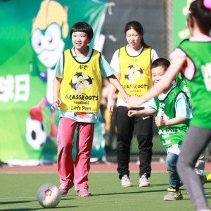  草根足球达人走红，平民英雄感动全网  