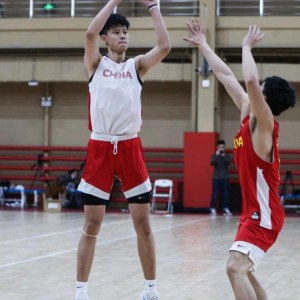  高芙青少年组夺冠，美国超新星横空出世