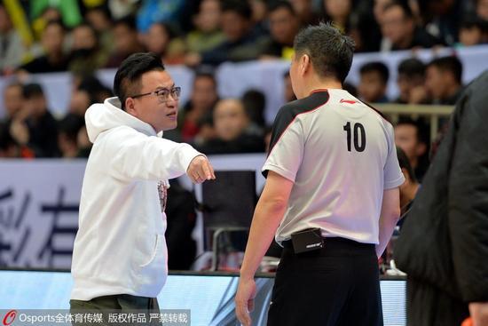  裁判判罚引发争议，赛后采访暗流涌动