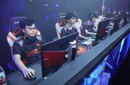  电竞模拟器普及，普通玩家也能体验职业赛场