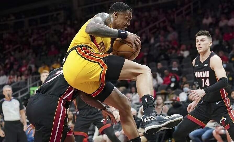  老鹰特雷杨三分雨浇灭活塞反扑