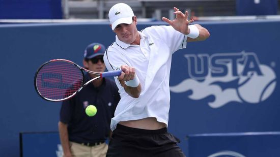  发球上网战术奏效，伊斯内尔轰出制胜ACE