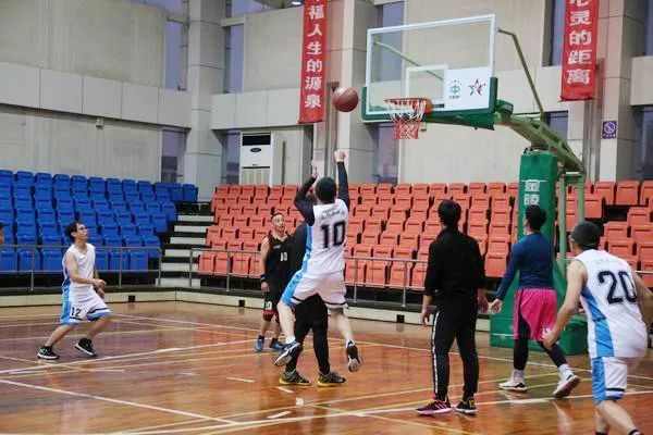  篮球友谊赛促进交流，跨国对决增进友谊