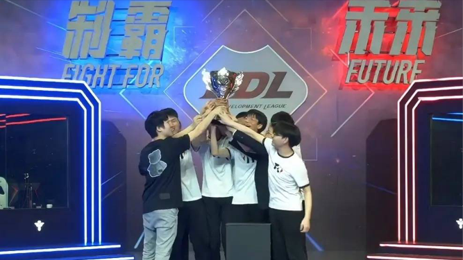  青年军异军突起称霸电竞赛场