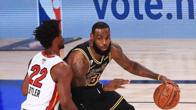  热火巴特勒强硬突破造犯规罚球制胜