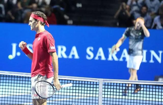  西西帕斯网前截击屡建奇功强势过关