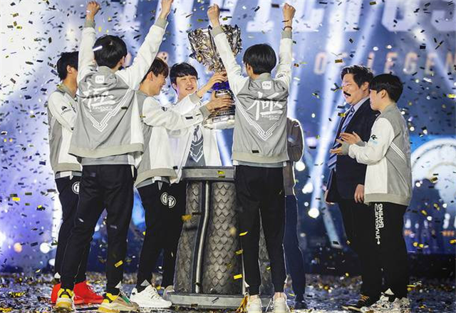  电竞天才少年横空出世，单场五杀震撼全场  