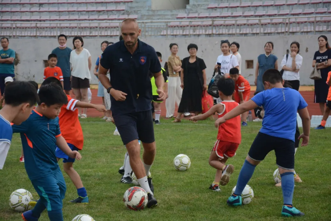  公益足球进校园，明星球员亲自授课