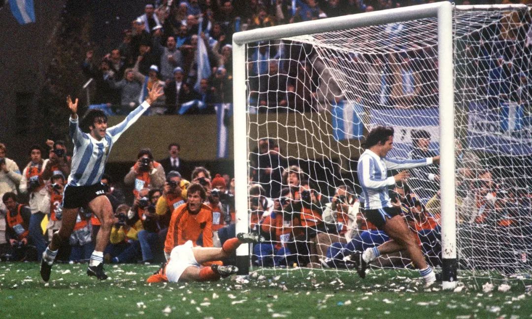  世界杯决赛激战正酣，阿根廷领先巴西