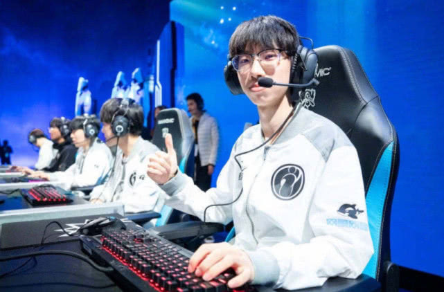  电竞明星选手签约代言知名品牌