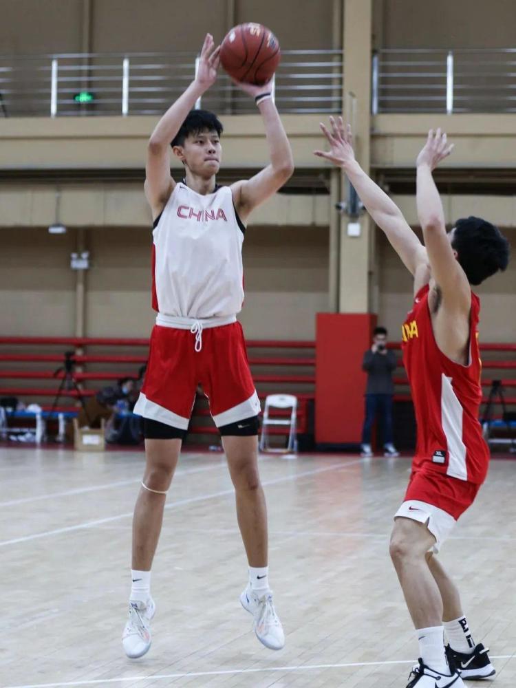  高芙青少年组夺冠，美国超新星横空出世