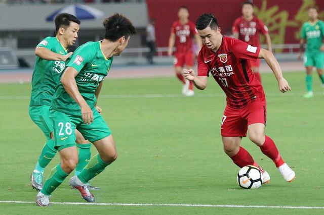  篮坛新星闪耀赛场，未来之星崭露头角